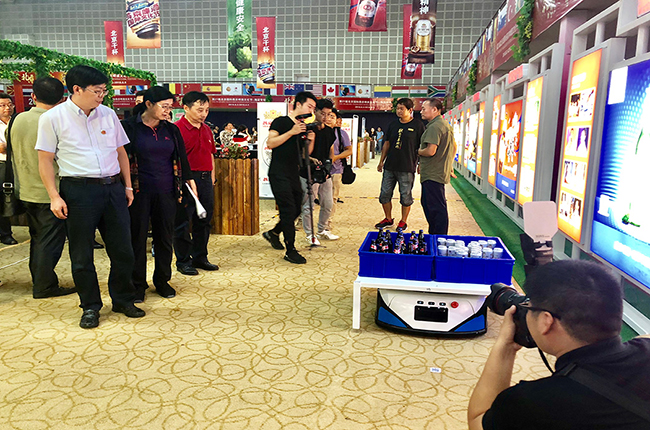 國際啤酒節(jié)：我不是酒神，我是科捷機器人